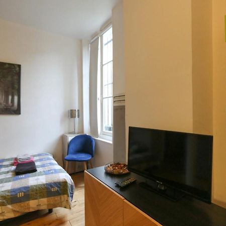 Nice And Comfortable Studio Apartment Париж Экстерьер фото