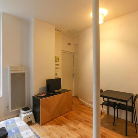 Nice And Comfortable Studio Apartment Париж Экстерьер фото