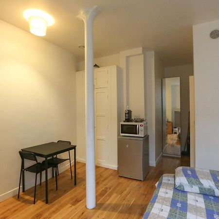 Nice And Comfortable Studio Apartment Париж Экстерьер фото