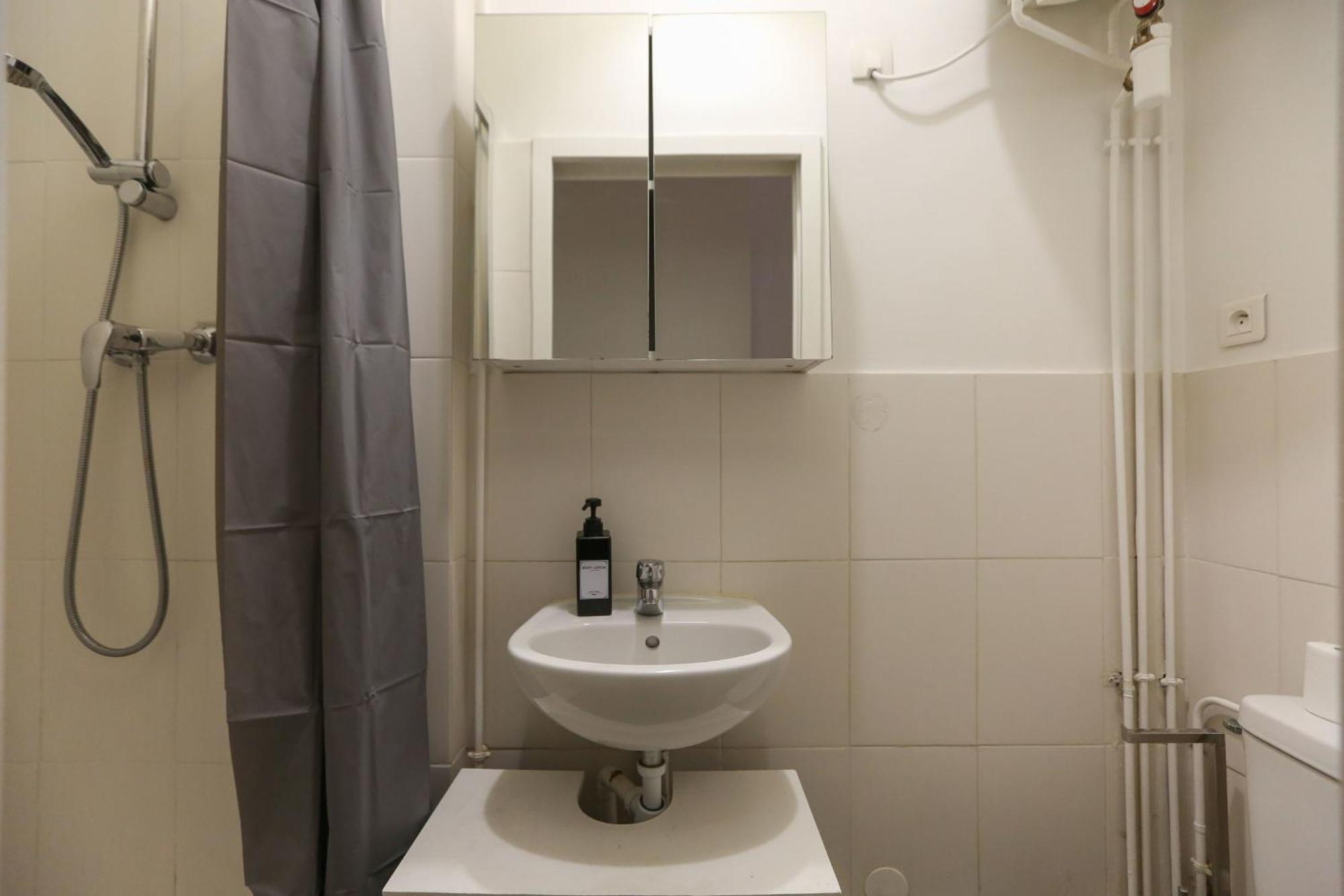 Nice And Comfortable Studio Apartment Париж Экстерьер фото