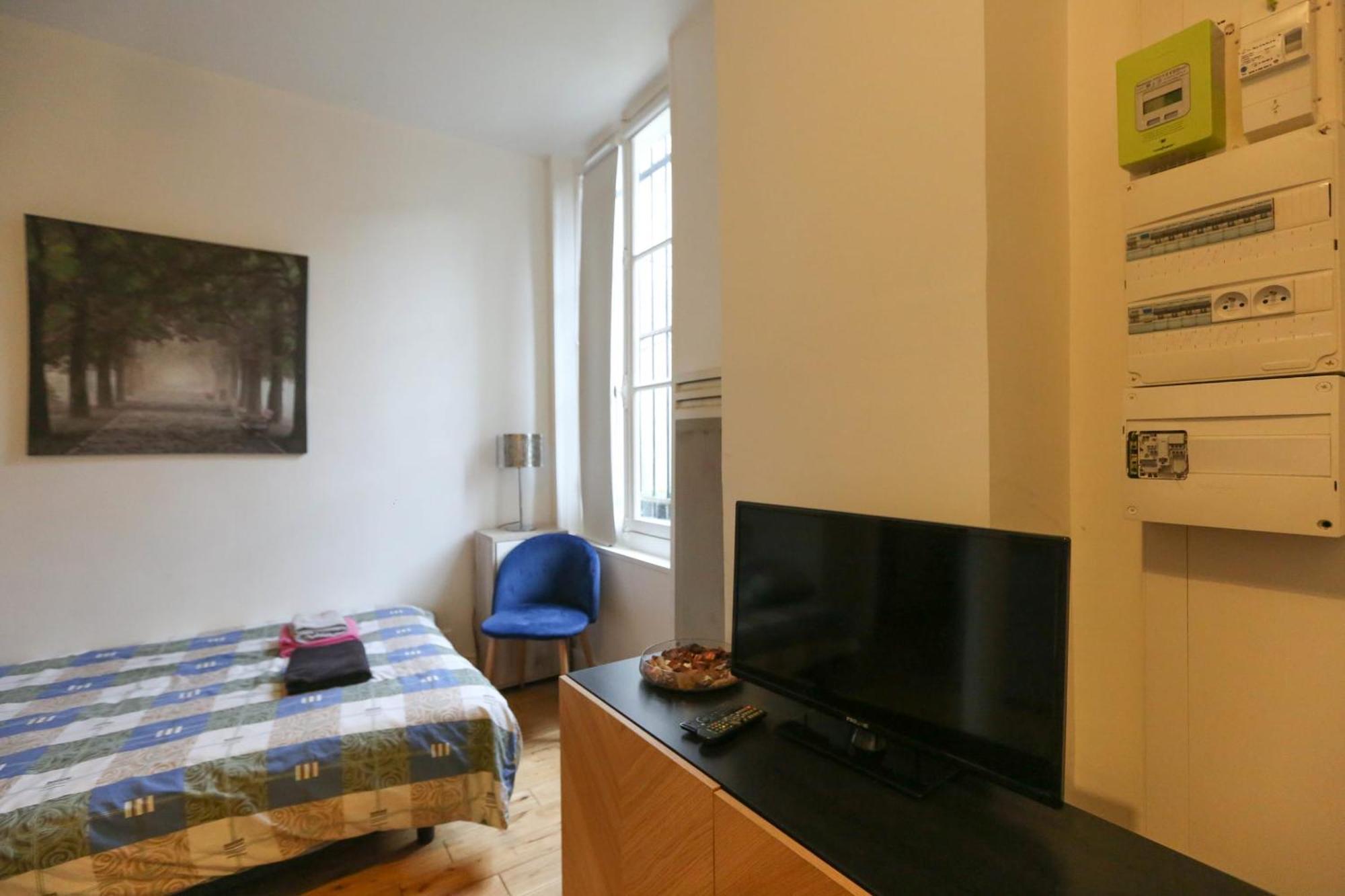 Nice And Comfortable Studio Apartment Париж Экстерьер фото