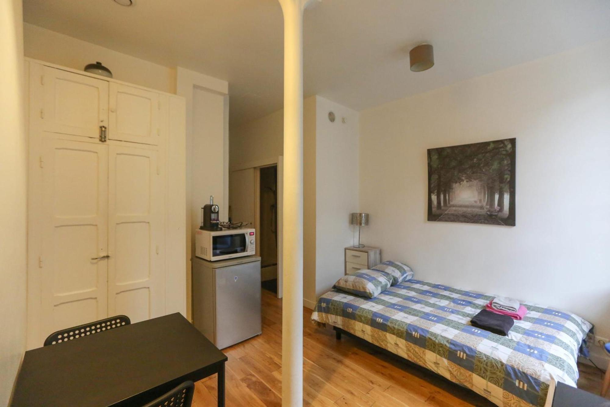 Nice And Comfortable Studio Apartment Париж Экстерьер фото