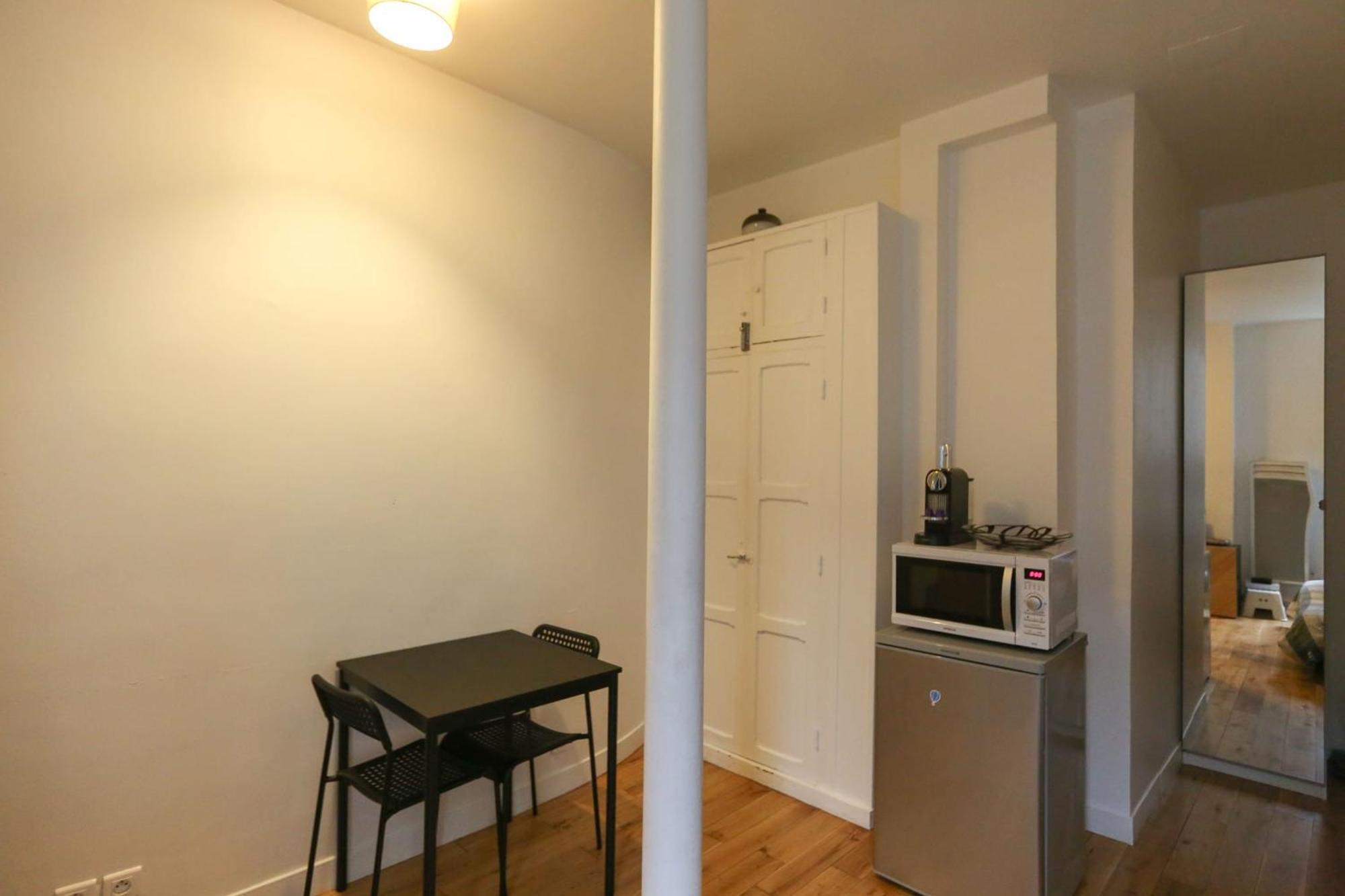 Nice And Comfortable Studio Apartment Париж Экстерьер фото