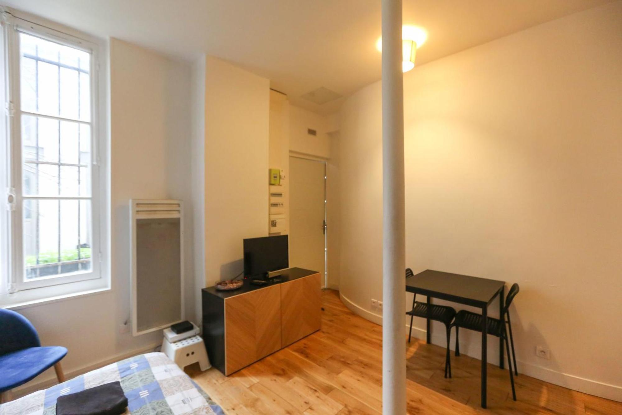 Nice And Comfortable Studio Apartment Париж Экстерьер фото