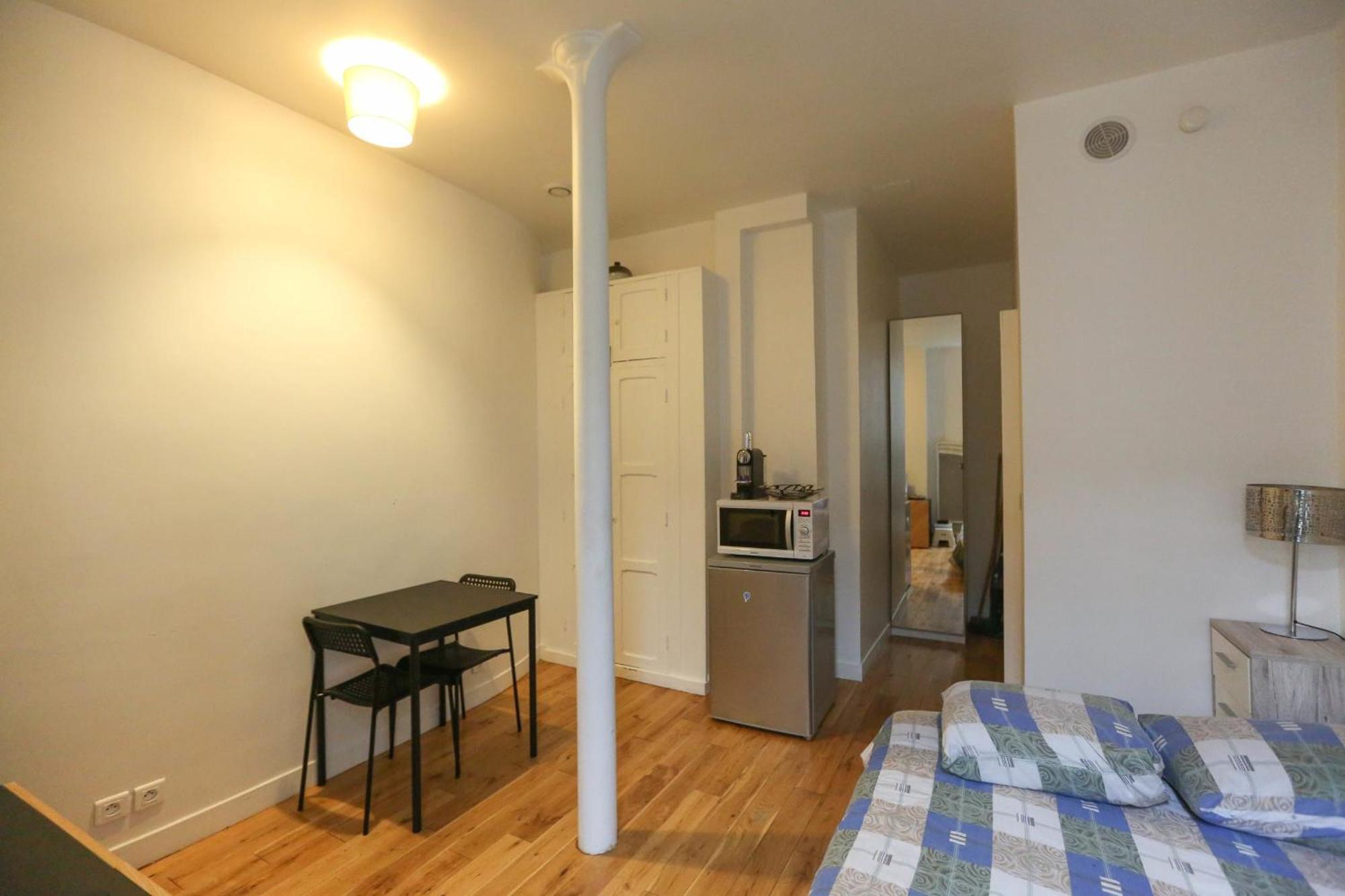 Nice And Comfortable Studio Apartment Париж Экстерьер фото